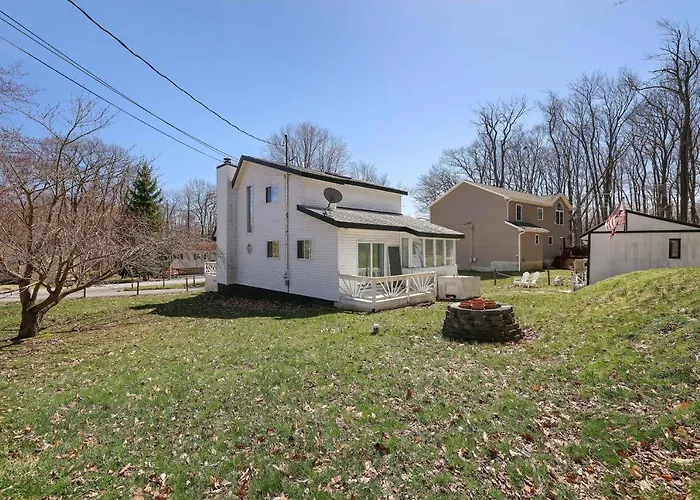 Cozy Poconos Mountain House With 3 Bedrooms